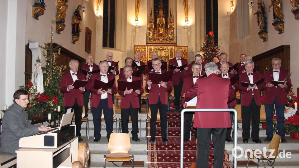 Auch heuer beeindruckte der Männergesangverein 1886 Tirschenreuth mit einem festlichen Weihnachtskonzert in der Stadtpfarrkirche. Kirchenorganist Florian Löw (links) unterstützte die Sänger dabei an der Orgel. Bild: heb