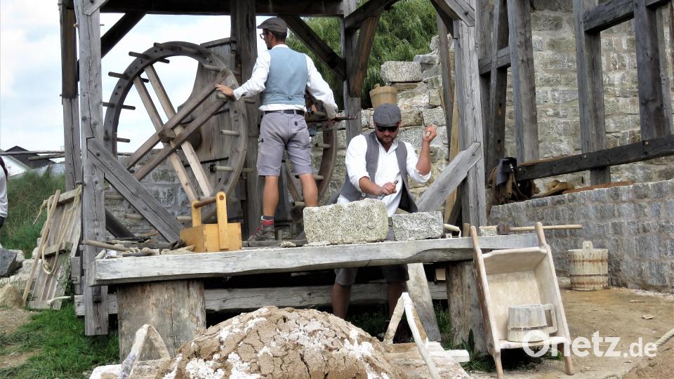Burgbau wie vor vielen hundert Jahren: Interessante Einblicke, bei denen man gerne länger zuschaut. Bild: ubb