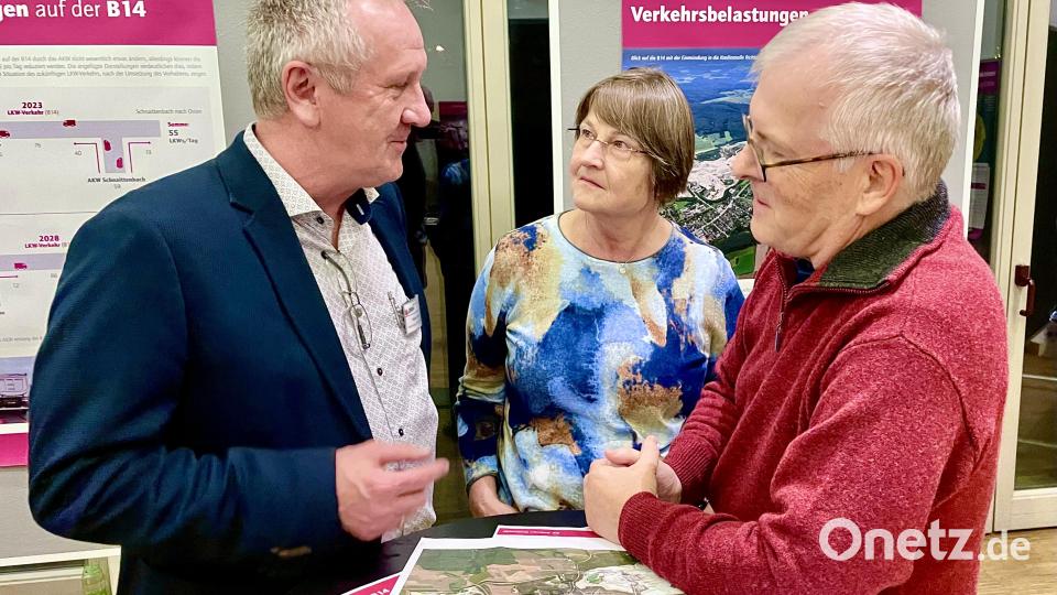 Hubert Posset, zuständig für Arbeitssicherheit und Genehmigungen, im Dialog mit Schnaittenbachern. Bild: Gerhard Krones