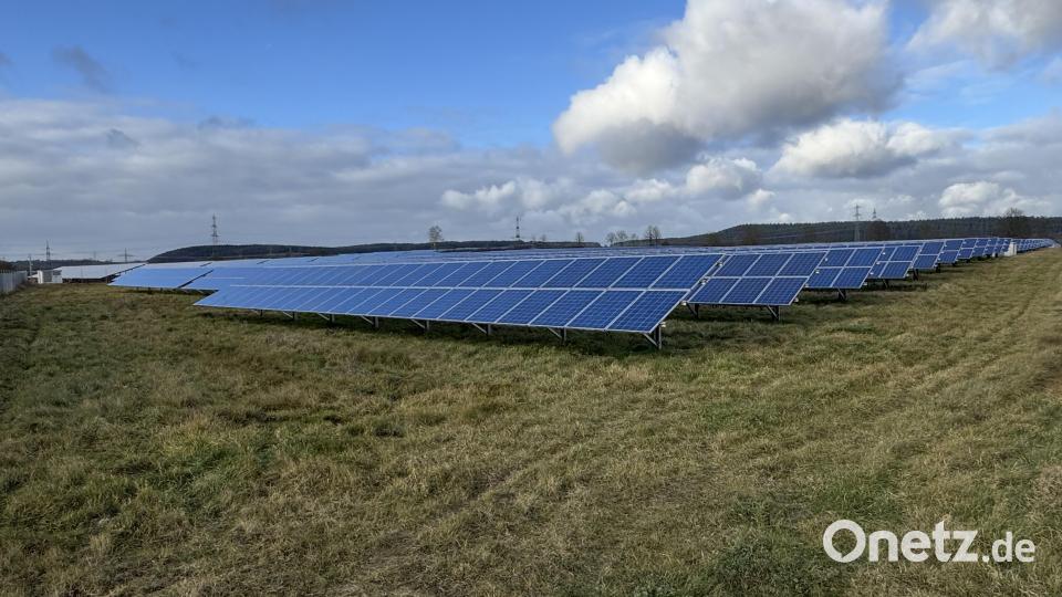 Der zwischen Rothenstadt und Etzenricht gelegene „Sonnenpark“ soll erheblich erweitert werden. Zwei zusätzlich geplante Batterie-Speicher stoßen auf Bedenken des Etzenrichter Gemeinderats, vor allem wegen des Lärmschutzes. Bild: mgo