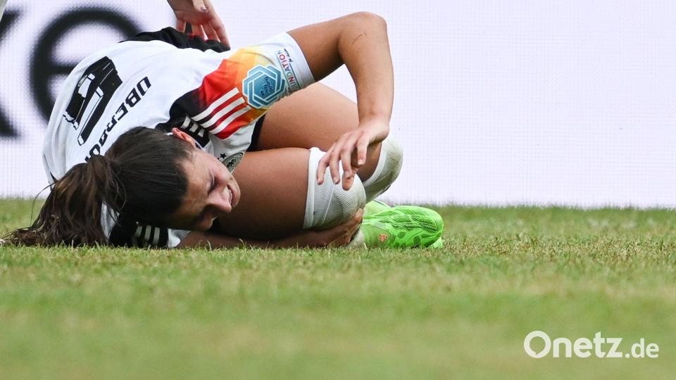 Das Olympia-Aus: Lena Oberdorf verletzt sich im Länderspiel am 16. Juli gegen Österreich schwer am Kreuzband. Bild: Sebastian Christoph Gollnow/dpa