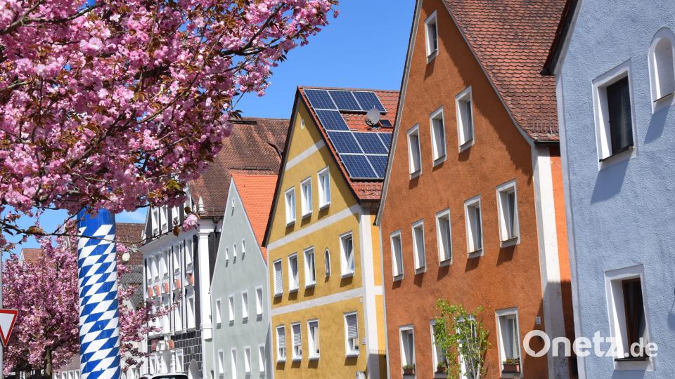 Das Marktplatzensemble in Hohenburg in voller Blütenpracht. Die Gemeinde will die Ortskernsanierung angehen und leerstehende Objekte einer neuen Nutzung zuführen. Bild: bö