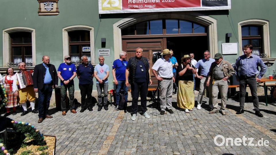 Die bayerischen und tschechischen Gemeindevertreter wünschten allen einen unfallfreien Lauf. Bild: gz