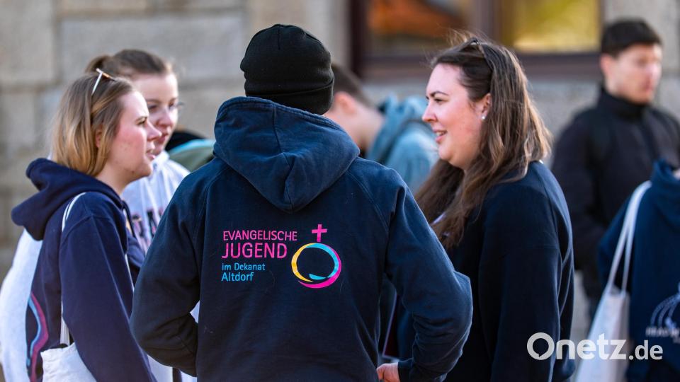 "Grenzenlos hoffen – mutig handeln": Zum 80. Todestag von Dietrich Bonhoeffer fand in der KZ-Gedenkstätte Flossenbürg ein Jugendtreffen mit internationalen Gästen statt. Bild: ELKB/Benedikt Gradl