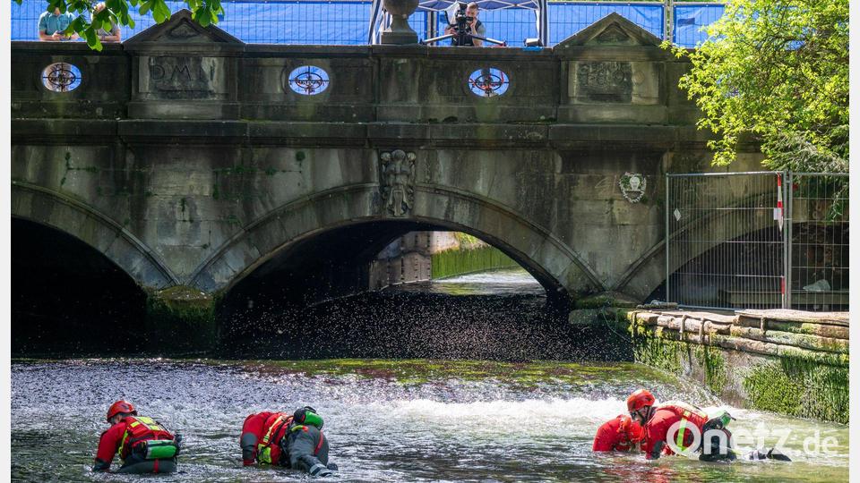 Das Wasser des Eisbachs wurde für die Aktion weit abgesenkt, die Welle ist verschwunden. Bild: Peter Kneffel/dpa