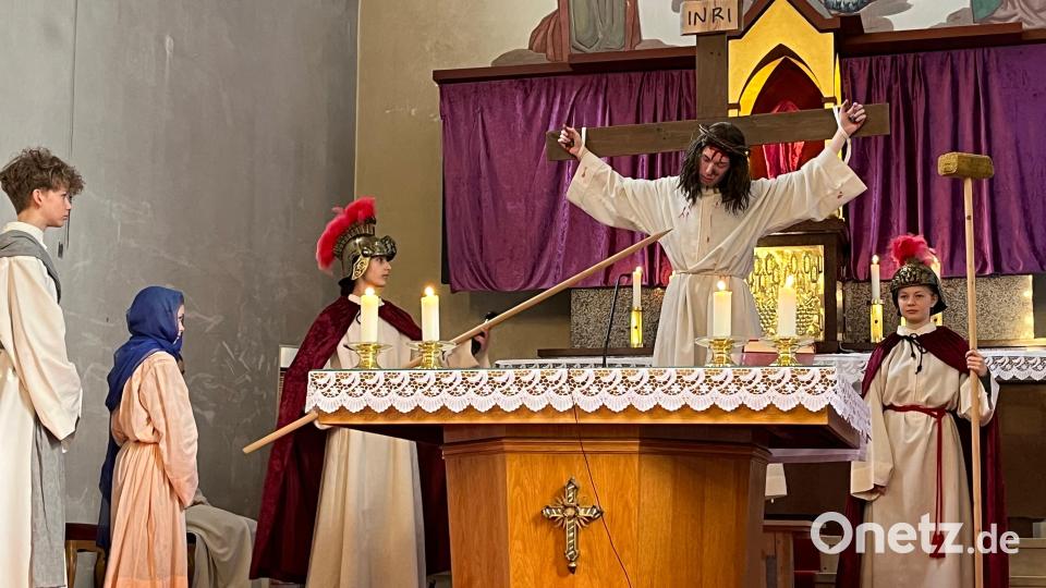 Ein ergreifendes Passionsspiel zeigten die Friedenfelser Ministranten. Hier die Szene Jesus am Kreuz (dargestellt von Philipp Rohrer). Bild: Christine Klöble/exb