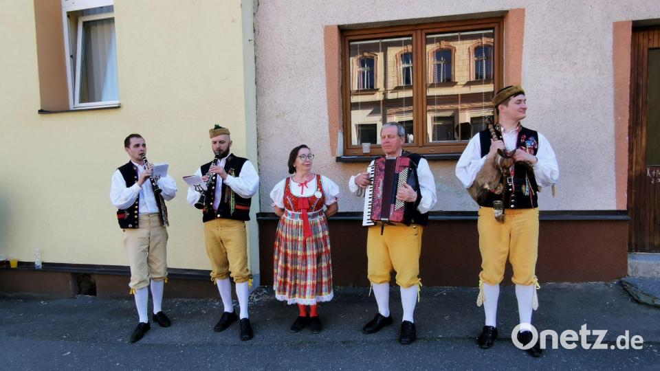 Für musikalische Klänge sorgte die bekannten Chodenkapelle &quot;Chodovanka&quot; in typischer Chodentracht. Bild: gz