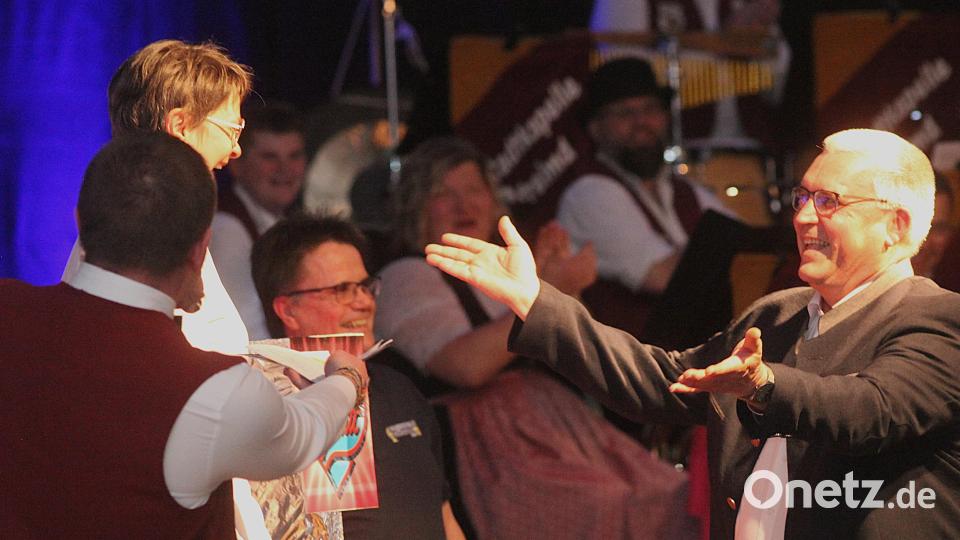 Wer ist Ihr Herzblatt? Für Bürgermeister Richard Tischler natürlich seine Frau. Die beiden machten den Spaß der Flirt-Show gerne mit. Bild: Hirsch