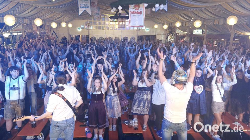 Die Partyband &quot;Highline&quot; mit dem Sänger im Glitzerhelm verwandelt das Festzelt beim Frühlingsfest 2025 in Weiden in einen Hexenkessel. Bild: Helmut Kunz [uz] (HELMUT.KUNZ-WEIDEN@T-ONLINE.DE)