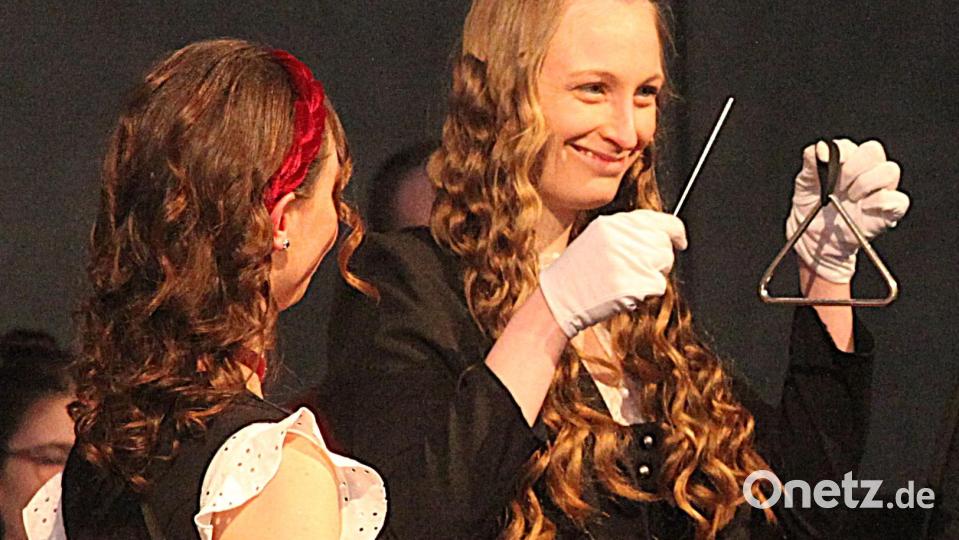 Mit verschmitztem Lächeln präsentierte Julia Forster das Instrument des Jahres: die Triangel. Bild: Hirsch