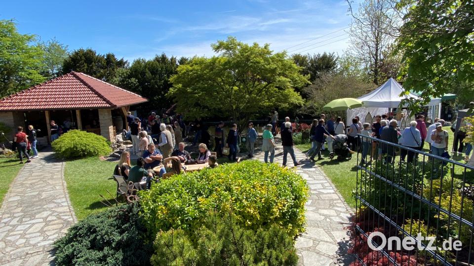 Über 30 Aussteller, aber auch Rückzugsorte im Privatgarten: Den Besuchern gefällt die Mischung. Bild: Völkl