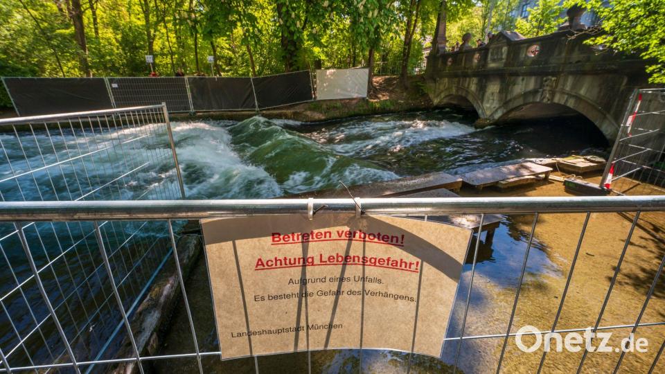 Nach einem tödlichen Surfunfall soll zur Ermittlung der Ursache das Wasser an der Eisbachwelle abgesenkt werden. Bild: Peter Kneffel/dpa