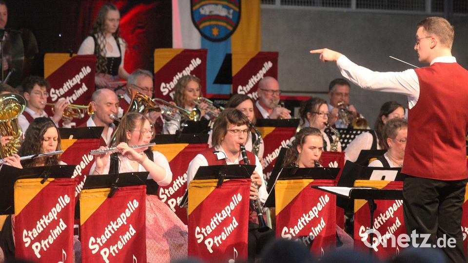 Unter dem Titel „Chart-Show“ präsentierte die Stadtkapelle Pfreimd unter der Leitung von Dominik Pflaum (rechts) eine Serenade mit traditioneller Blasmusik, Evergreens, Filmmusik und Titelmelodien aus dem Fernsehen. Bild: Hirsch