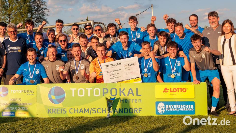 Der SV Schwarzhofen freut sich über den erneuten Gewinn des Kreispokals. Bild: Guenter Uschold