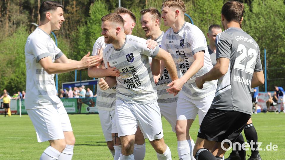 Jubel nach dem schnellen 1:0: Die Spieler des SV Etzenricht schwenkten im Pokalfinale schnell auf die Siegerstraße ein. Bild: war