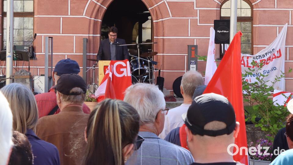 Rund 70 Gewerkschaftsangehörige hatten sich zur Mai-Kundgebung mit Fahnen und Transparenten vor dem Sulzbach-Rosenberger Rathaus versammelt. Bild: mfh
