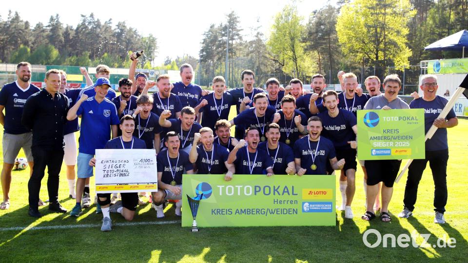 Der SV Etzenricht feiert den Toto-Pokal-Sieg im Kreis Amberg/Weiden. Bild: war