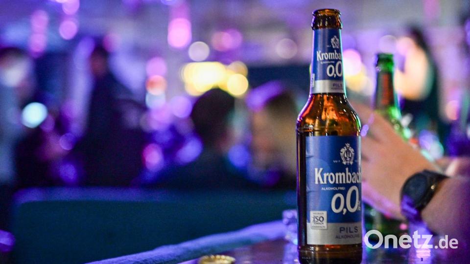 Alkoholfreies Bier liegt ohnehin im Trend, Partys ohne Alkohol passen dazu. Symbolbild: Jens Kalaene/dpa