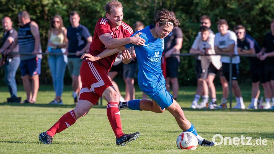Andreas Schächerer (rechts), Torschütze zum 1:0 für den SV Schwarzhofen, wird hier unfair gebremst. Bild: Guenter Uschold