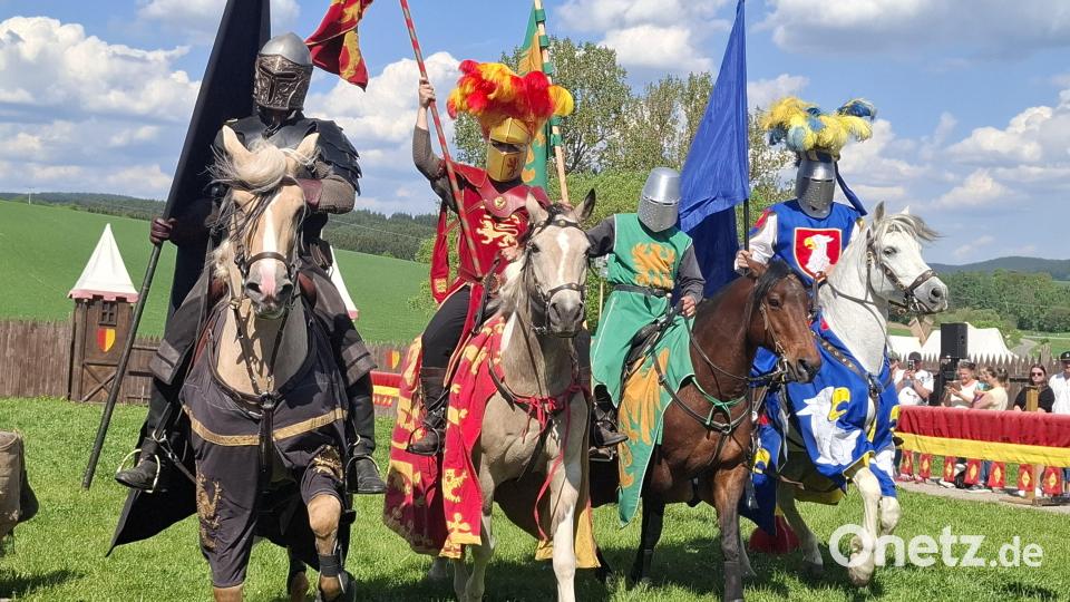 Hoch zu Ross geben die Gladiatoren des Ritter-Turnieres ein farbenprächtiges Bild ab. Bild: jua