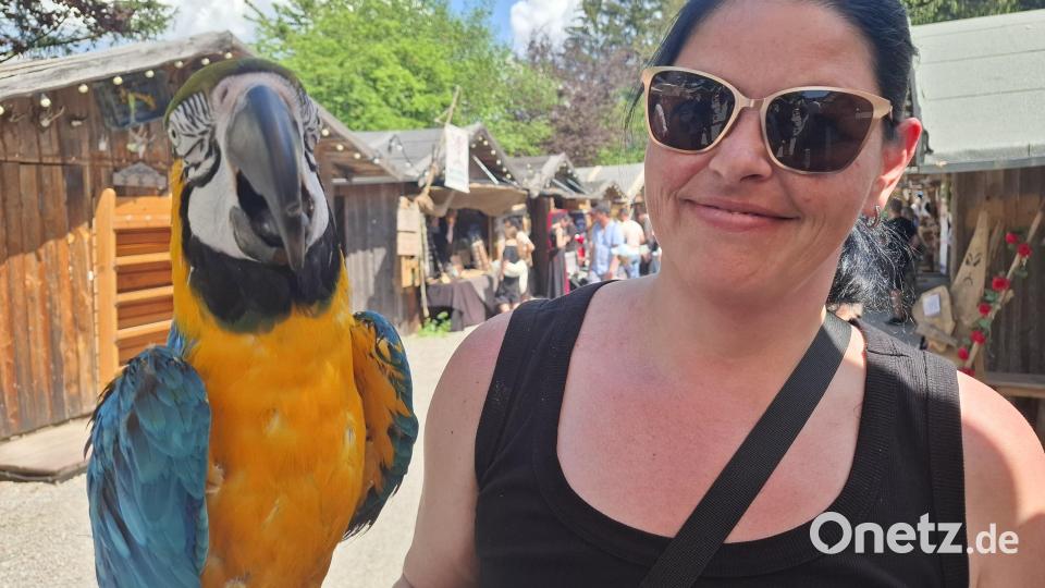 Fröhlicher Marktbesuch mit dem Papagei Bild: jua