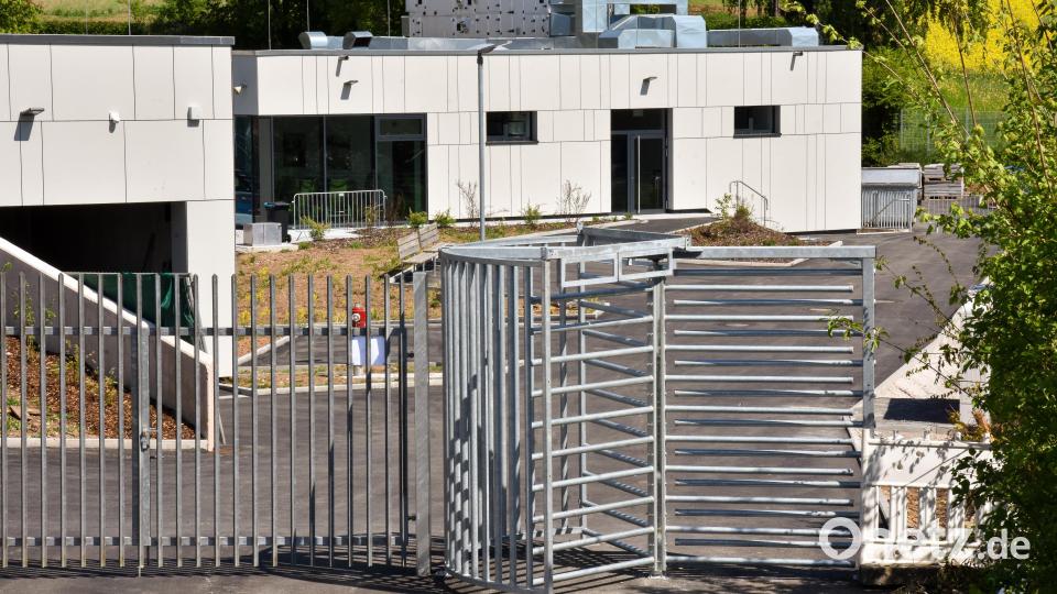 Das ist neu: Es gibt jetzt einen separaten Ausgang - ein Drehkreuz auf dem Weg zur Wärmehalle (Hintergrund). So soll Gedränge am Kassenhaus, wo auch der Eingang ist, vermieden werden. Bild: Stephan Huber