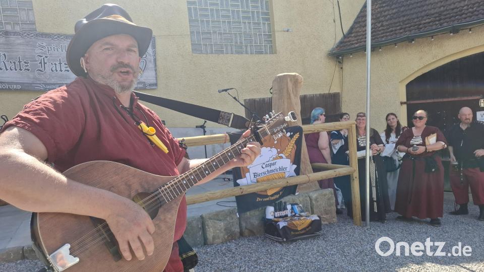 Caspar Bierschmeichler singt von den Tücken des Alkohols. Bild: jua