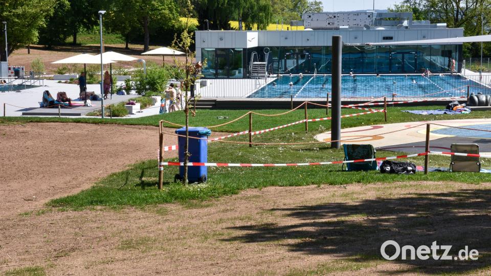 Seit 1. Mai hat das Waldbad wieder geöffnet. Teile der Liegewiese wurden neu angesägt. Der Samen muss erst aufgehen und darf deshalb noch nicht betreten werden. Bild: Stephan Huber