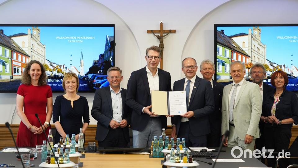 Wissenschaftsminister Markus Blume (Vierter von links) überreichte im vergangen Jahr die Gründungsurkunde des Technologietransferzentrums an Bürgermeister Roman Schäffler. Mit dabei waren von links: Prof. Dr. Veronika Fetzer von der TH Deggendorf, Vizepräsidentin der OTH Amberg-Weiden Christiane Hellbach, OTH-Präsident Prof. Dr. Clemens Bulitta, Tobias Reis, Landrat Roland Grillmeier, Zweiter Bürgermeister Hermann Schraml und Dritte Bürgermeisterin Jutta Deiml. Archivbild: kaz