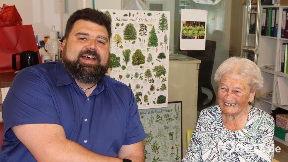 Bürgermeister Stefan Frank gratuliert Käthe Royer zu ihrem 100. Geburtstag. Bild: mfh