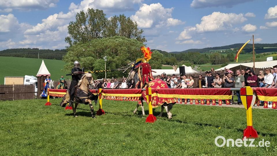 Die "Prinzen" Ludwig (links) und Wilhelm (rechts) von Guteneck kämpfen in der Arena um die Thronfolge. Bild: jua