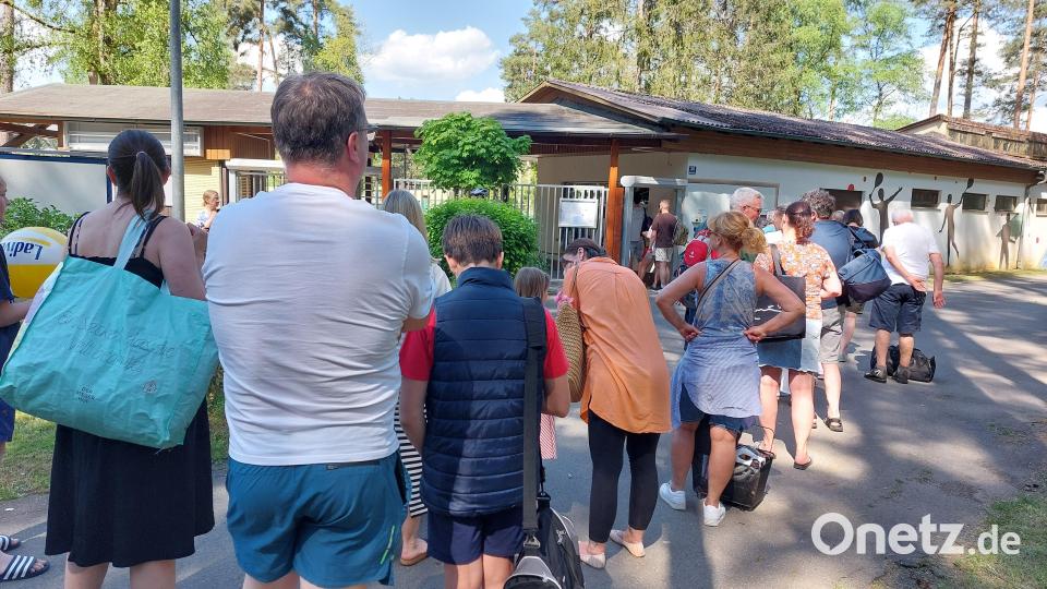 Bis zu 30 Minuten mussten die Badegäste anstehen, bis sie ihre Jahreskarten ausgehändigt bekamen. Bild: Kunz