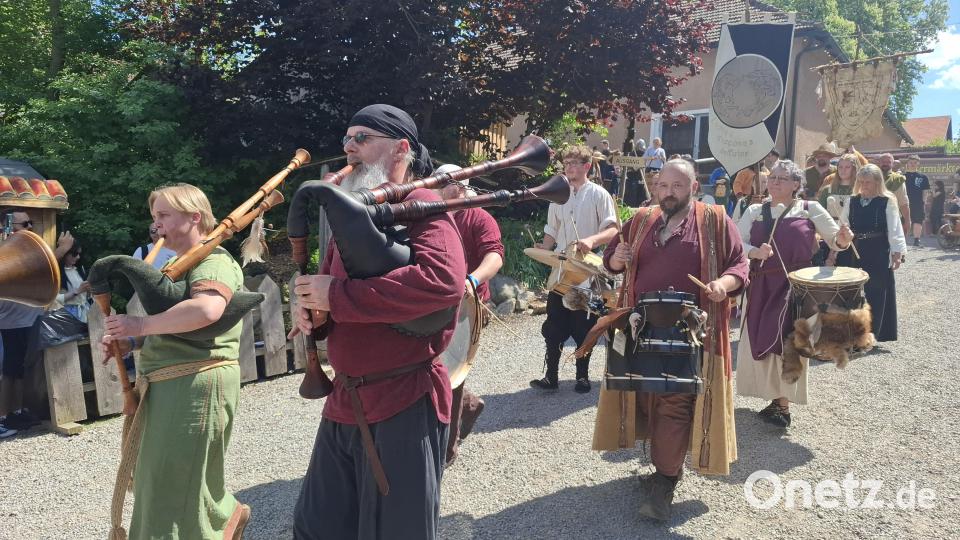 Zum Auftakt gibt es einen musikalisch begleiteten Einzug der Marktleute. Bild: jua