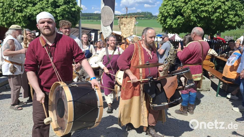 Mit Paukenschlag und Bläserklängen ziehen Gruppen durch das Marktgelände. Bild: jua
