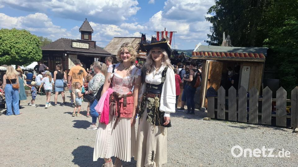 So manche Besucher kommen gerne historisch kostümiert. Bild: jua