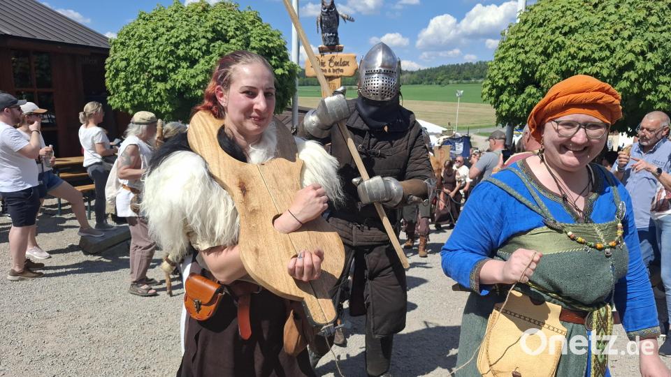 Vorgeführt und trotzdem fröhlich geblieben: Das gibt es im Mittalter nur bei einem Fest. Bild: jua
