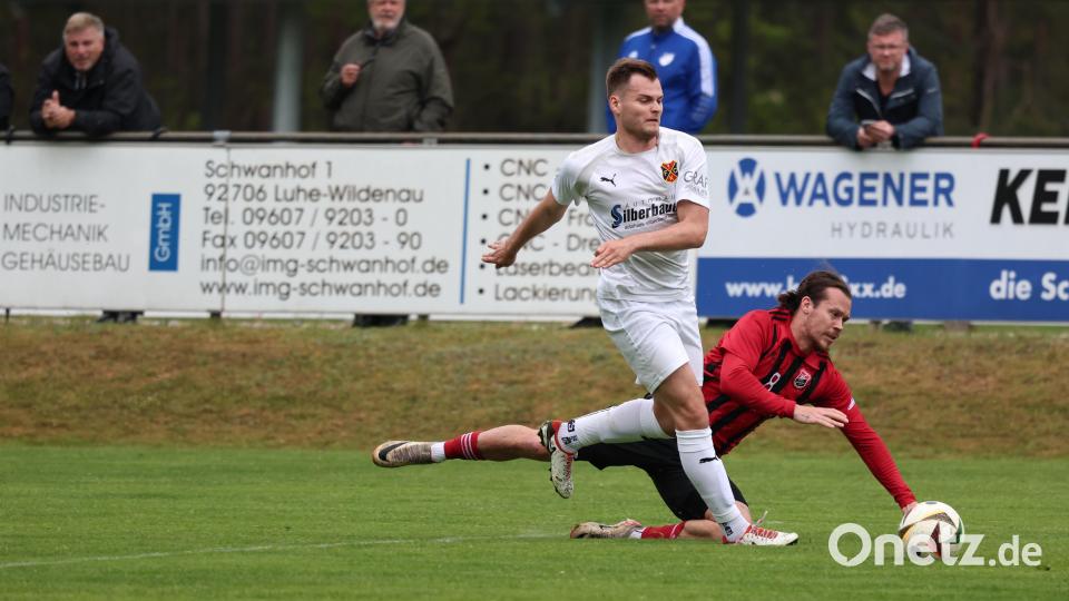 Szenen aus dem Landesliga-Spiel des SC Luhe-Wildenau (rote Trikots) gegen den 1. FC Bad Kötzting. Der SC gewann mit 2:0. Bild: Dieter Jäschke