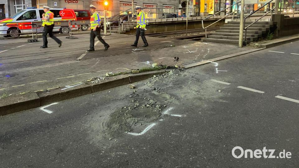 Ermittler sichern Spuren am Ort des Unglücks - direkt an einer Stadtbahn-Haltestelle. Bild: Marco Krefting/dpa