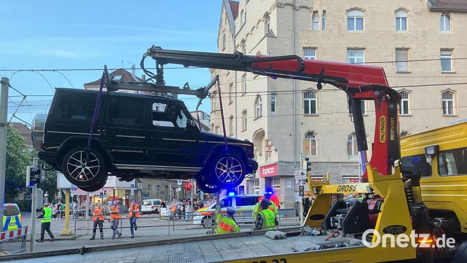 Beim Unfallauto handelt es sich um eine Mercedes-G-Klasse, einen Luxus-Geländewagen. Bild: Marco Krefting/dpa