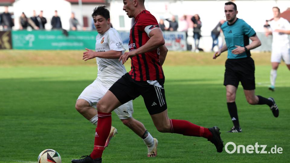 Szenen aus dem Landesliga-Spiel des SC Luhe-Wildenau (rote Trikots) gegen den 1. FC Bad Kötzting. Der SC gewann mit 2:0. Bild: Dieter Jäschke
