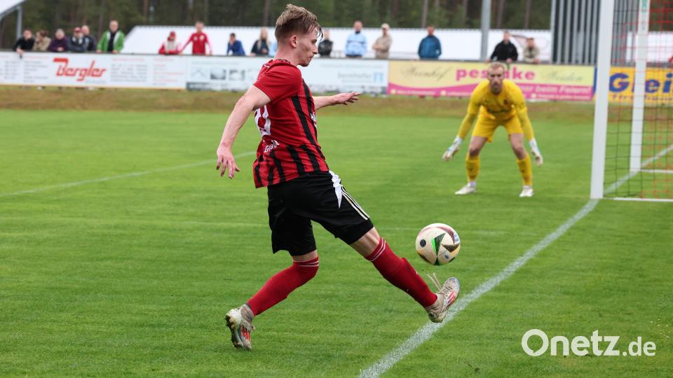 Szenen aus dem Landesliga-Spiel des SC Luhe-Wildenau (rote Trikots) gegen den 1. FC Bad Kötzting. Der SC gewann mit 2:0. Bild: Dieter Jäschke