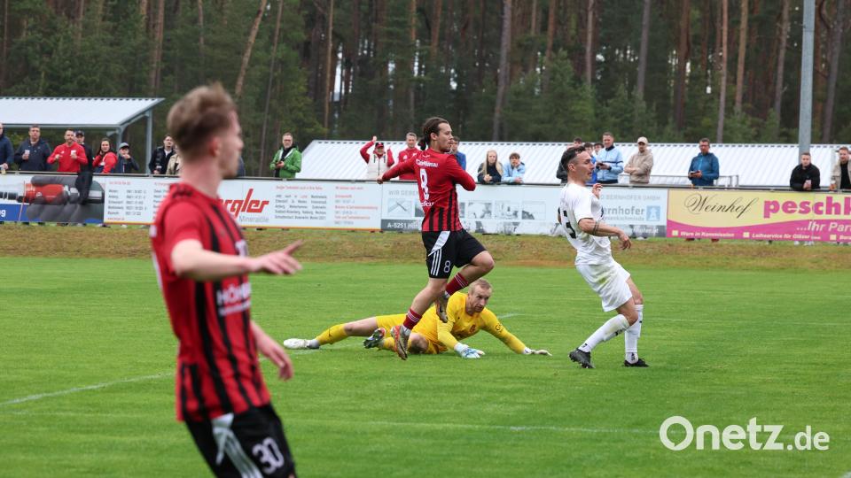 Szenen aus dem Landesliga-Spiel des SC Luhe-Wildenau (rote Trikots) gegen den 1. FC Bad Kötzting. Der SC gewann mit 2:0. Bild: Dieter Jäschke