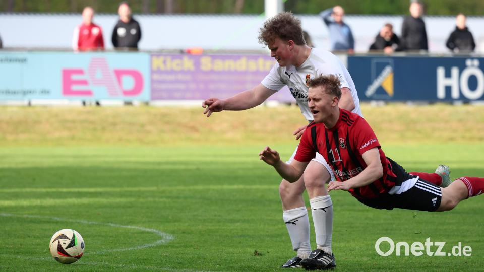 Szenen aus dem Landesliga-Spiel des SC Luhe-Wildenau (rote Trikots) gegen den 1. FC Bad Kötzting. Der SC gewann mit 2:0. Bild: Dieter Jäschke