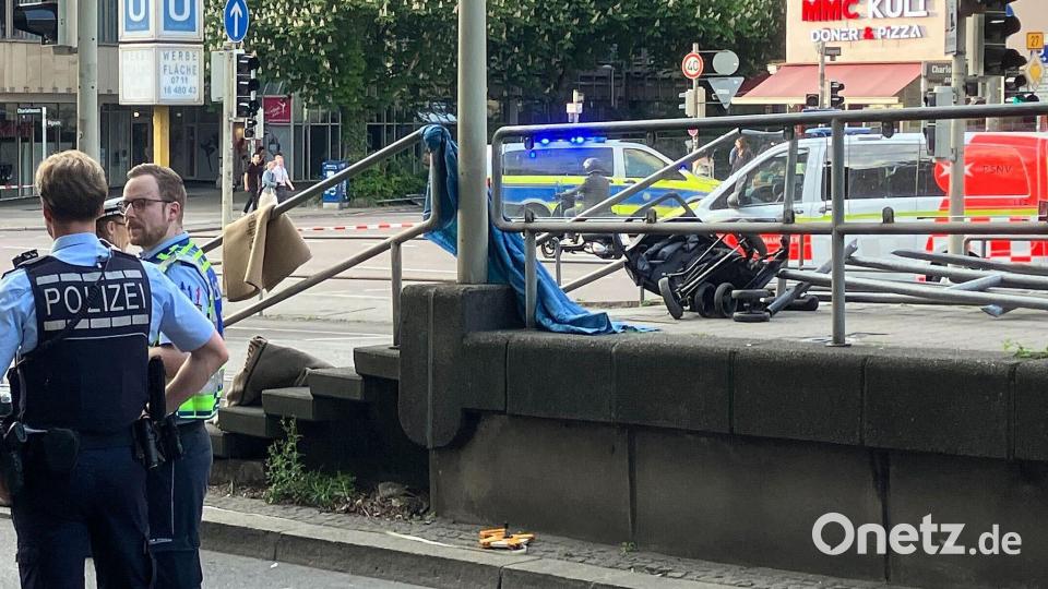 Am Unfallort lag auch ein zusammengeklappter Kinderwagen. Bild: Marco Krefting/dpa