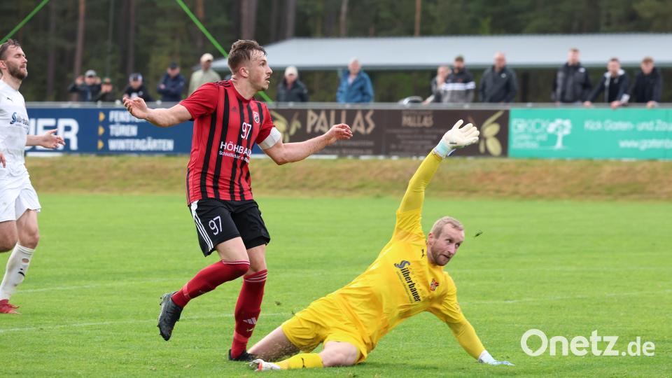 Szenen aus dem Landesliga-Spiel des SC Luhe-Wildenau (rote Trikots) gegen den 1. FC Bad Kötzting. Der SC gewann mit 2:0. Bild: Dieter Jäschke
