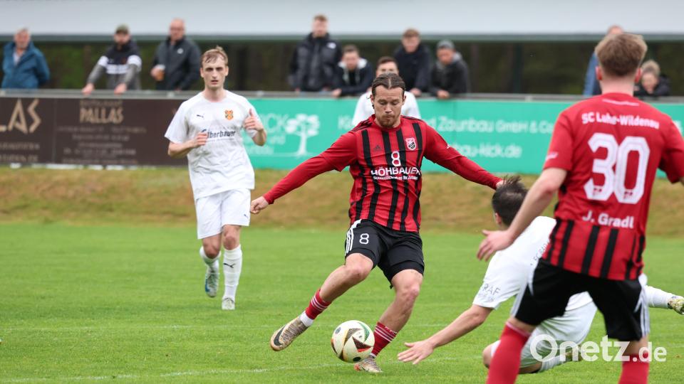 Szenen aus dem Landesliga-Spiel des SC Luhe-Wildenau (rote Trikots) gegen den 1. FC Bad Kötzting. Der SC gewann mit 2:0. Bild: Dieter Jäschke