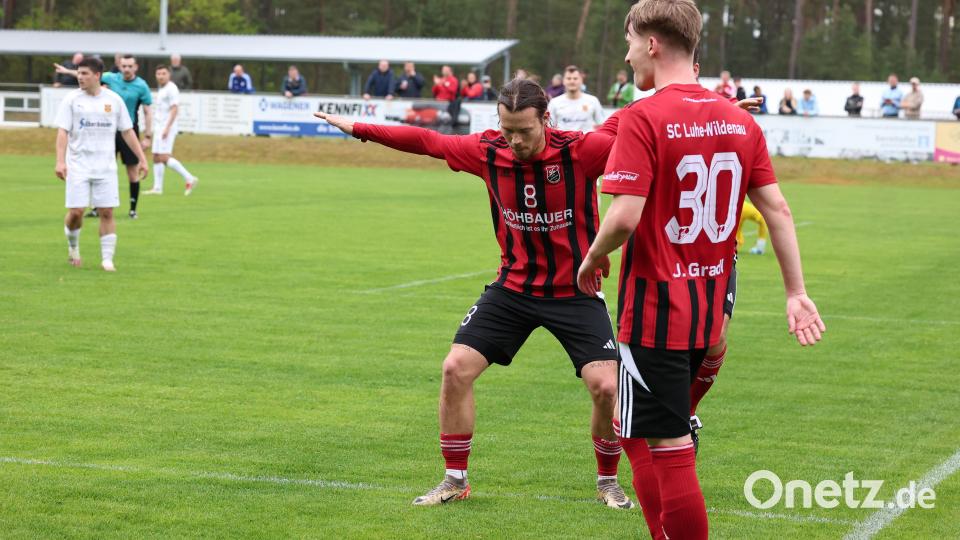 Szenen aus dem Landesliga-Spiel des SC Luhe-Wildenau (rote Trikots) gegen den 1. FC Bad Kötzting. Der SC gewann mit 2:0. Bild: Dieter Jäschke