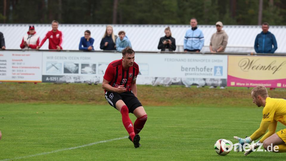 Szenen aus dem Landesliga-Spiel des SC Luhe-Wildenau (rote Trikots) gegen den 1. FC Bad Kötzting. Der SC gewann mit 2:0. Bild: Dieter Jäschke
