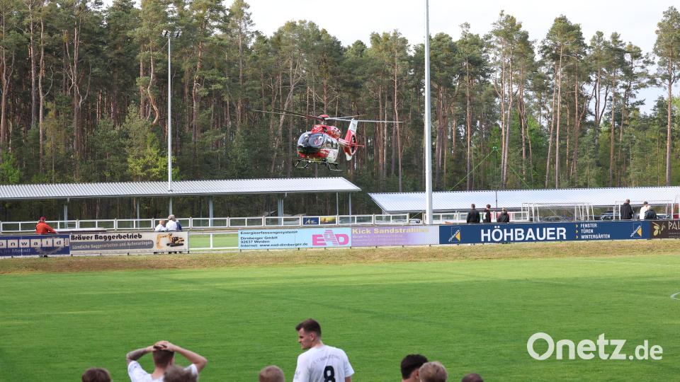 Nach dem Spiel landete ein Rettungshubschrauber, weil sich ein Gästespieler an der Schulter verletzt hatte. Bild: Dieter Jäschke
