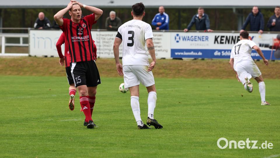 Szenen aus dem Landesliga-Spiel des SC Luhe-Wildenau (rote Trikots) gegen den 1. FC Bad Kötzting. Der SC gewann mit 2:0. Bild: Dieter Jäschke